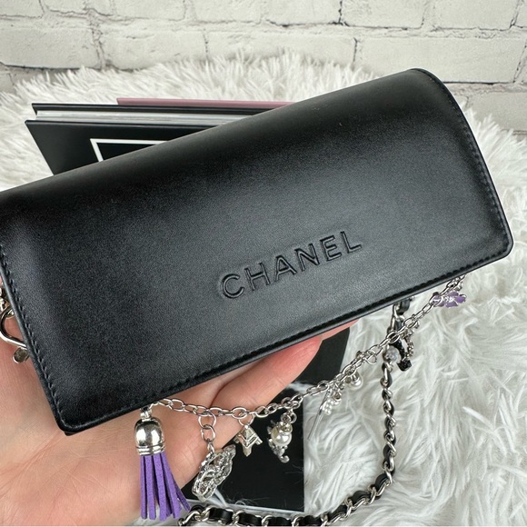 CHANEL matelasse black leather glasses case crossbody with box and charm - Picture 5 of 13